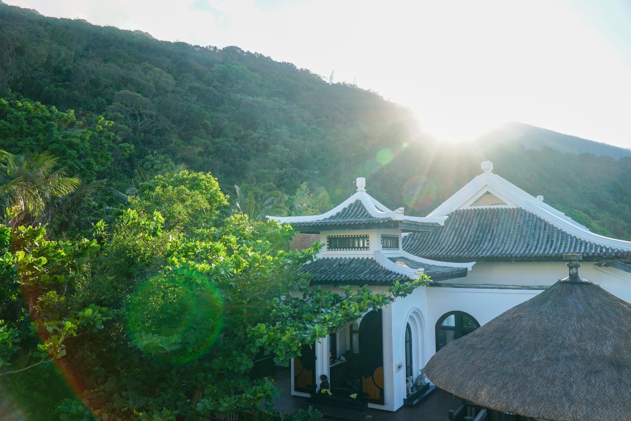 Da Nang Hotel/ International Airport Private Transfer to Linh Ung Pagoda/ Intercontinental Resort/Than Tai Mountain