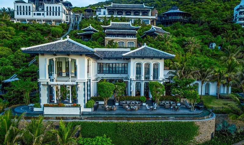 Da Nang Hotel/ International Airport Private Transfer to Linh Ung Pagoda/ Intercontinental Resort/Than Tai Mountain