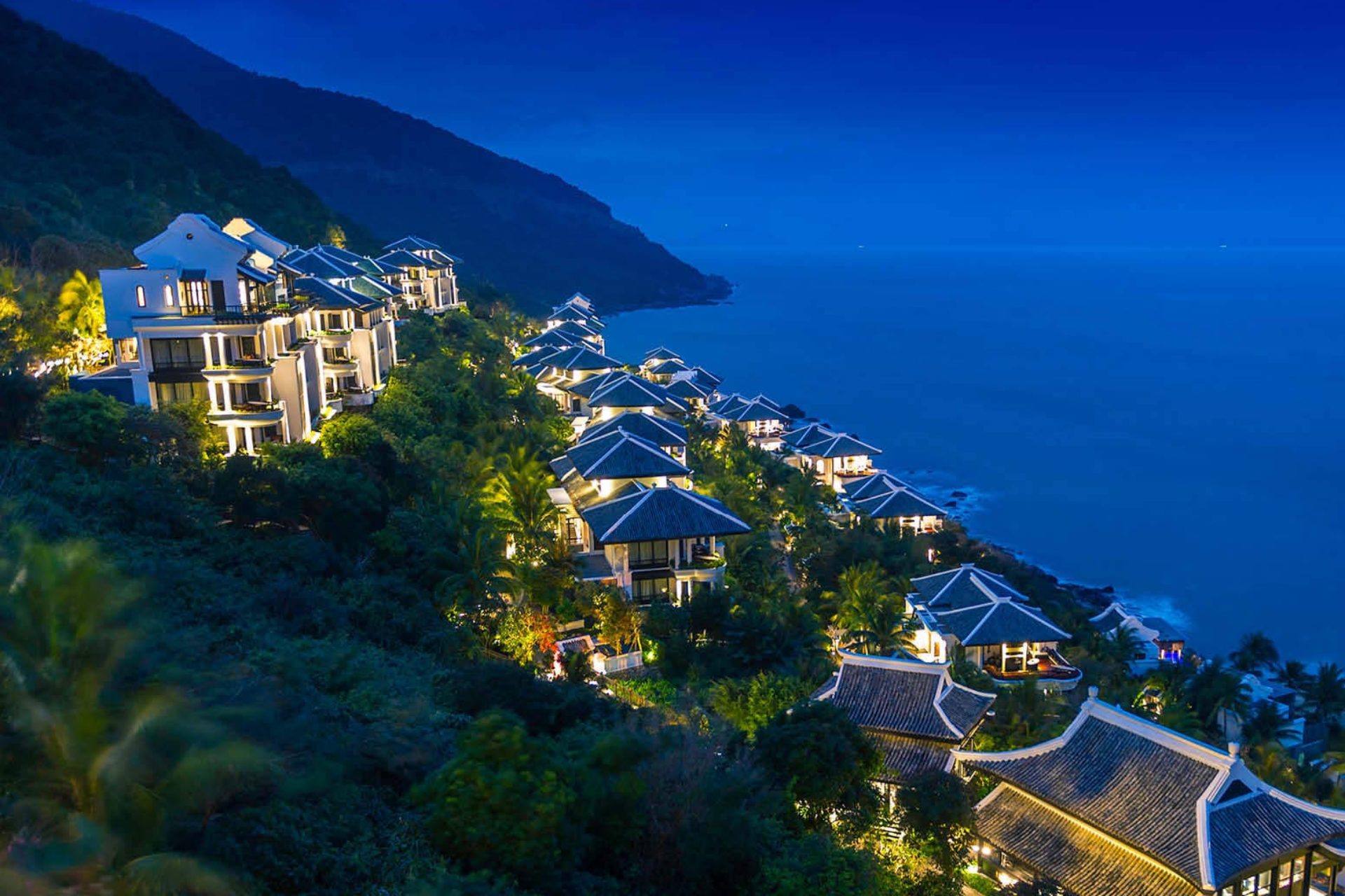 Da Nang Hotel/ International Airport Private Transfer to Linh Ung Pagoda/ Intercontinental Resort/Than Tai Mountain